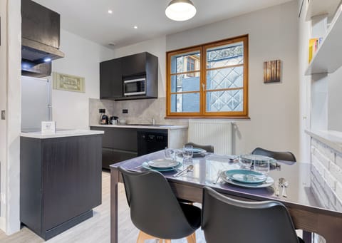 Table à manger avec assises