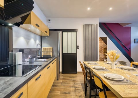 Cuisine ouverte sur séjour aménagée et équipée