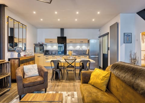 Cuisine ouverte sur séjour aménagée et équipée