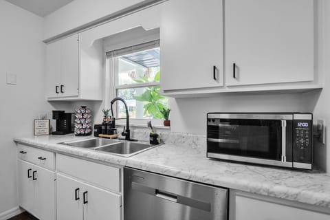 Appliance, Microwave, Oven, Indoors, Sink