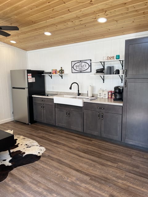 Kitchenette with 2 burner electric stovetop 