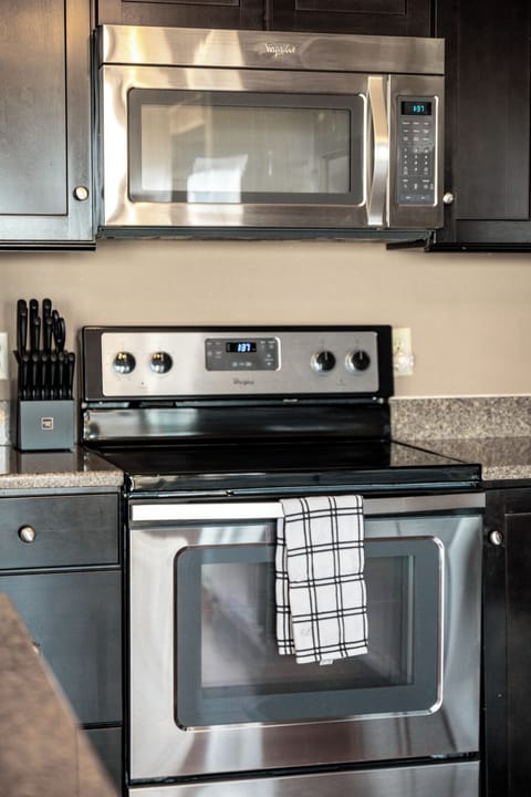 Stainless steel range w/ smooth cooktop, ready for easy weeknight meals.