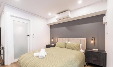 Clean and comfy bedroom with Queen bed