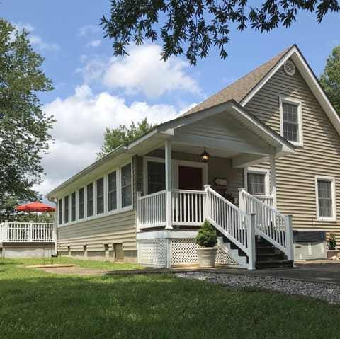 Hannah's Haven in Paris, TN
Sleeps up to 9 guests 
Only 5 min. from town