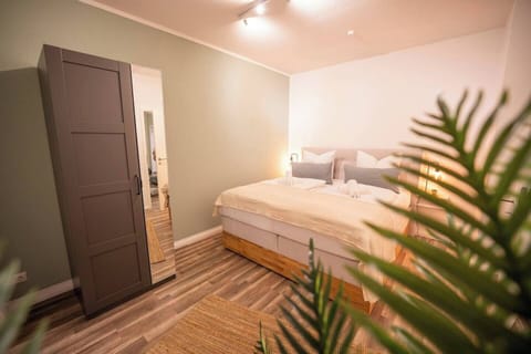 180x200 cm Kingsize Boxspringbett, Kleiderschrank