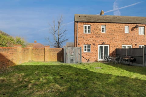 ☀️ Sunshine, fresh air & a BBQ waiting for you! Our spacious garden is perfect for relaxing, dining outdoors, or hosting a small gathering. Who’s ready for a summer evening here?