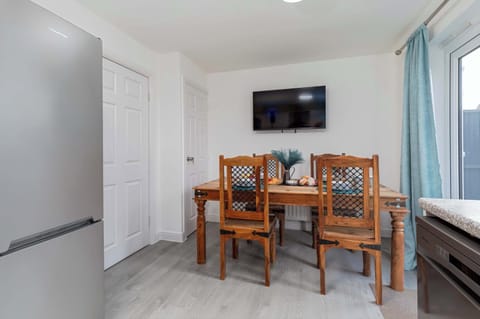 🍽️ Dine in style! Our cozy and modern dining area is perfect for enjoying meals with your team or family. With a rustic wooden table, comfortable seating, and a smart TV for entertainment, this space is designed for both relaxation and productivity.