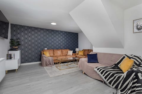 🛋️ Relax and unwind! Our spacious living room is designed for ultimate comfort, with stylish décor, comfy sofas, and a cosy atmosphere. Whether you're here for work or leisure, this is your perfect retreat after a long day. 🍂✨ 