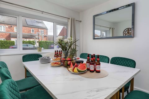 🥂 Dinner is served! Our elegant dining table is the heart of the home – perfect for team meals, family gatherings, or a relaxed evening in. A beautifully set space with fresh flowers, great food, and a cosy ambiance. 