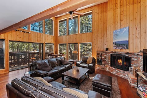 Welcome to Tres Patos! Open living area with leather seating, wood fireplace, Smart TV, vaulted ceiling, and game table