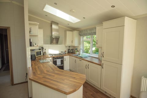 The open planned kitchen in the living area, equipped with all necessities. 