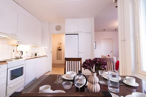 A charming space to enjoy your meals, perfect for intimate dinners or a relaxing breakfast.