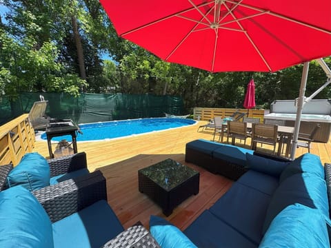 Pool ONLY OPEN last weekend of Apr -> end of Sep, HotTub open ALL YEAR ROUND