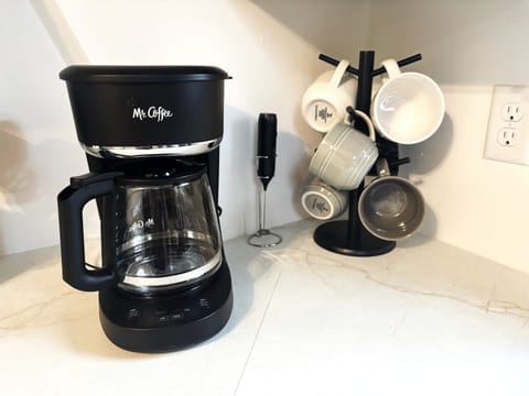 Coffee maker, mugs & frother
