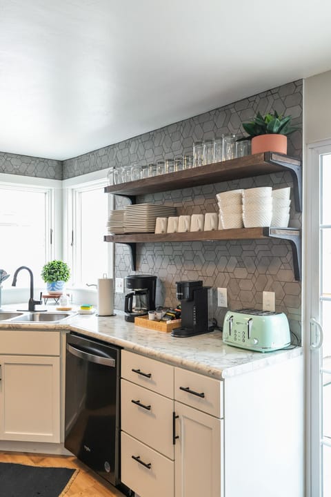 Brewing made easy. Keurig, coffee maker, pods, and all the extras ready for you!