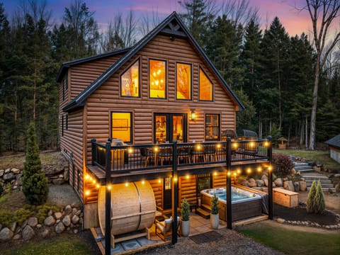 Welcome to the Ridgeline Retreat! Sauna, hot tub, and an amazing retreat awaits.