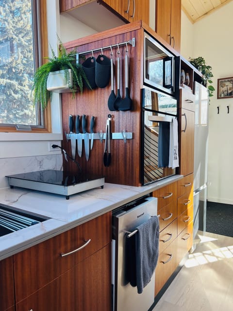 Fully equipped kitchen with appliances, cookware, dishes - everything you need!