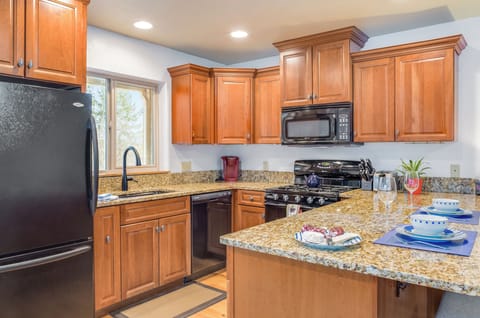 Fully Equipped Kitchen | Main Level