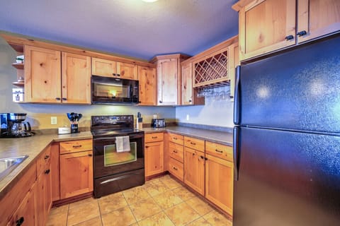 Full Kitchen | Wine Glasses | Toaster