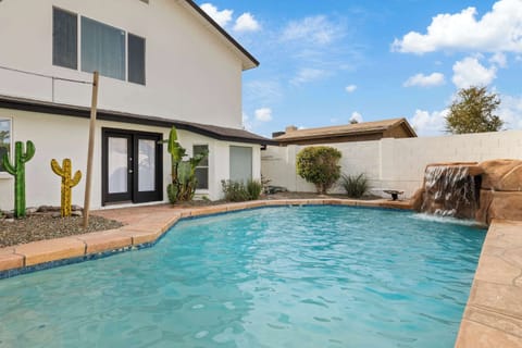 Our pool area features both sun and shade options, so you can enjoy a refreshing swim, lounge in the shade, or simply take in the peaceful atmosphere.