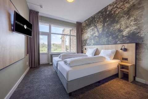 Unit with Twin beds. Exact unit will be assigned upon arrival. Views, colors, and decor may vary.