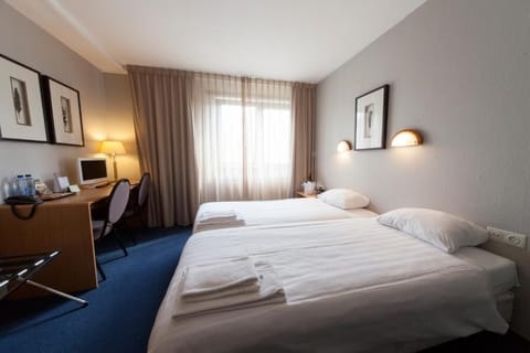 Unit with 2 single beds. Exact unit will be assigned upon arrival. Views, colors, and decor may vary.