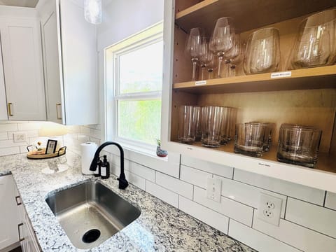 ☕ Cups & Mugs Labeled
No more guessing! Each cup and mug is labeled and tucked away, keeping your kitchen tidy and stress-free.