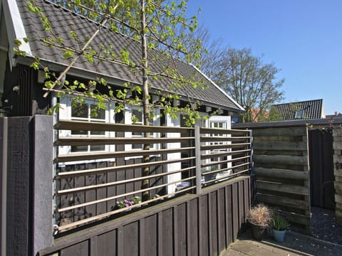 Wood, Fence, Composite Material, Siding, Home Fencing, Metal, Gate, Hardwood, Balcony, Plank