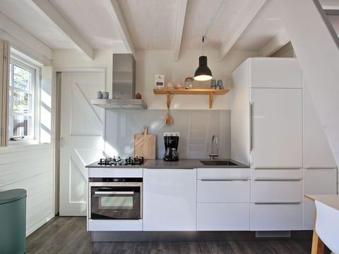 Kitchen, Kitchen Appliance, Major Appliance, Countertop, Flooring, Wood, Cabinetry, Interior Design, Furniture, Floor