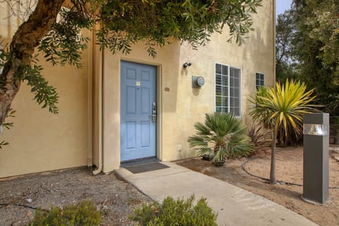 Beach Birds Studio, Unit 606, is a charming downstairs studio condo, ideal for a relaxing seaside getaway. Unit 606 faces Air Park Drive.