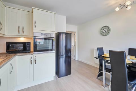 Happy Home, Burton upon Tyne - Host & Stay