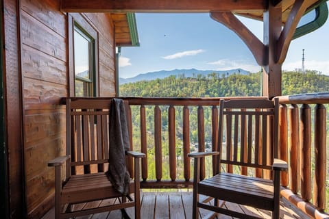 Smoky Diamond Lodge's relaxing deck