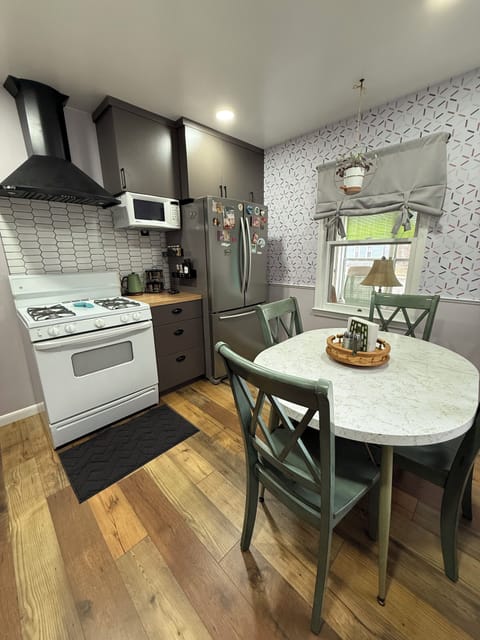 Full kitchen. Stove/oven, microwave, refrigerator with ice maker