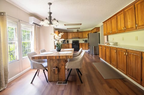 From family meals to late-night snacks, this warm dining space brings everyone together.
