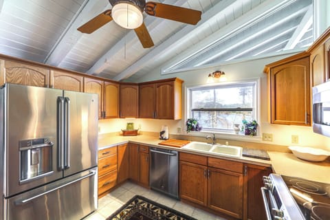 Kitchen | Cooking Basics | Drip & Pod Coffee Makers | Toaster | Microwave