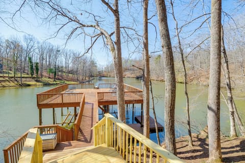 Moneta Vacation Rental | 5BR | 4BA | 4 Steps to Enter | 2,850 Sq Ft