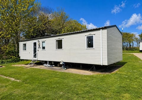 Enjoy a break at Broadland Sands in Suffolk this summer. This 3 bed, 6 berth caravan is perfect for the whole family to enjoy. The park is ideal for families with mini golf and adventure playground.