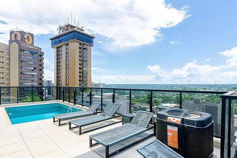 Piscina ao ar livre no rooftop com vista