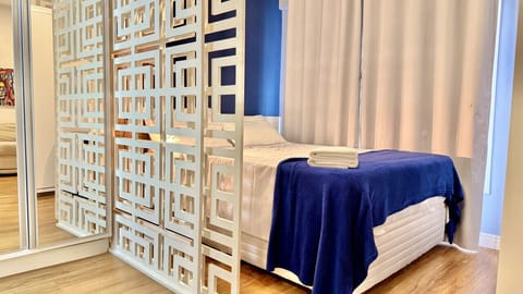 Quarto com cama de casal confortável.