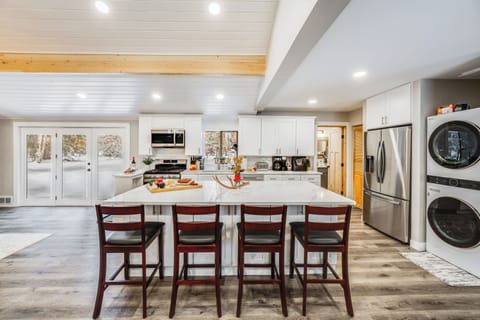 Center Island with Bar Seating | Main Level