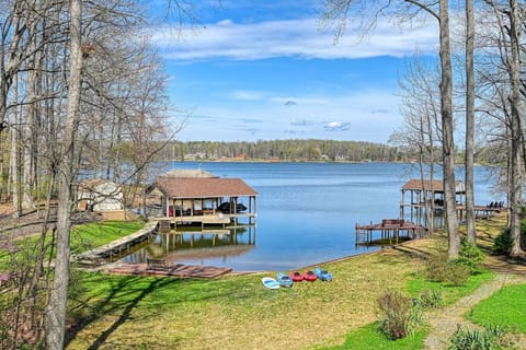 Short walk to the water with easy lake access for kayaking and fishing.