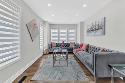 Tufted velvet seating and pink accessories create a luxurious yet warm vibe.