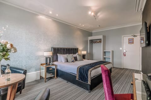 Lounge comfortably with extra space for luggage and longer stays.