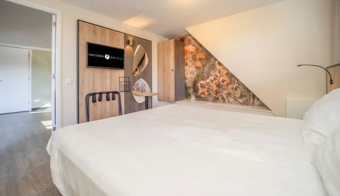 Unit with 4 Single beds. Exact unit will be assigned upon arrival. Views, colors, and decor may vary.