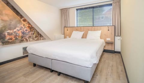 Unit with 4 Single beds. Exact unit will be assigned upon arrival. Views, colors, and decor may vary.