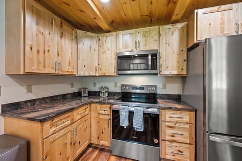 Endless cabinet space, stainless steel appliances and service for eight. Cookware and basic essentials round out this awesome space.