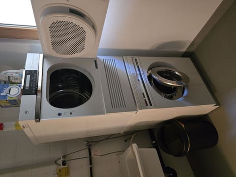 Washing Machine, Major Appliance, Home Appliance, Electronic Device, Clothes Dryer, Machine, Laundry, Electronics, Laundry Room