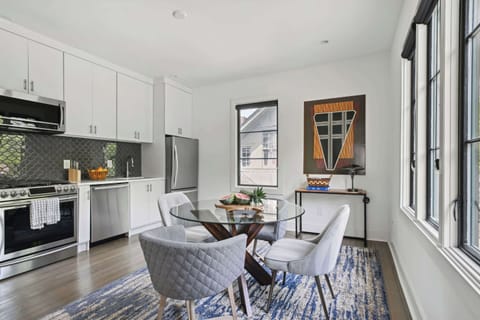 18 Dining & Kitchen Area