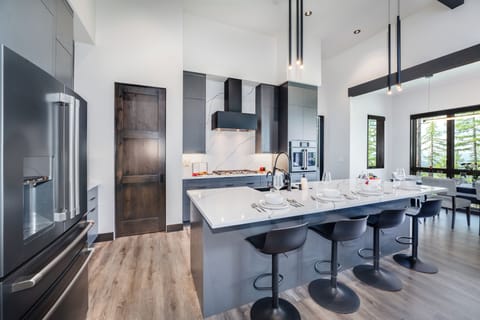 Center Island with Bar Seating | Main Level