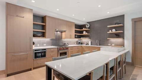 Fully equipped gourmet kitchen